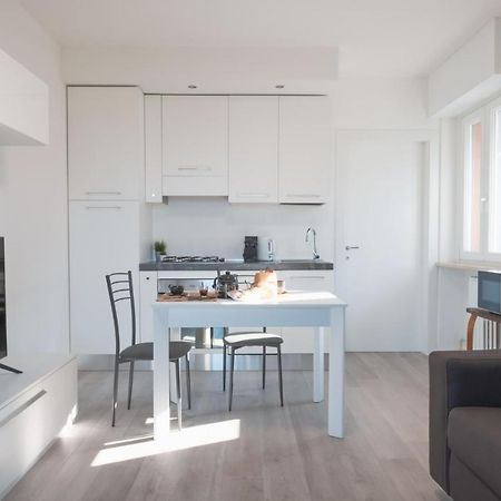 By The Lake Apartments - Smart Desenzano del Garda Zewnętrze zdjęcie
